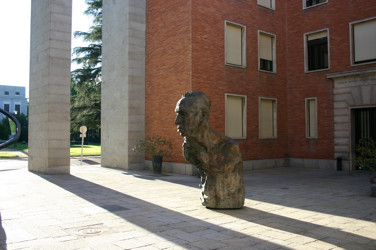 Severo Ochoa y Ramón y Cajal monument, CSIC, Madrid - 05.JPG